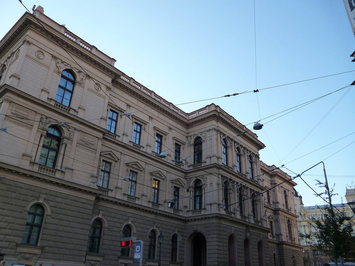 Budova Ústavního soudu v Brně z ulice Joštova