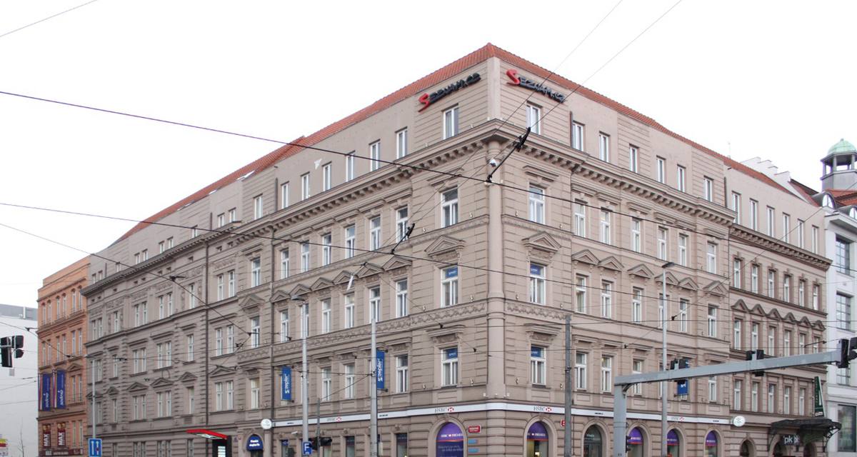Rohový činžovní dům s logem Seznam.cz na střeše, pražský Smíchov