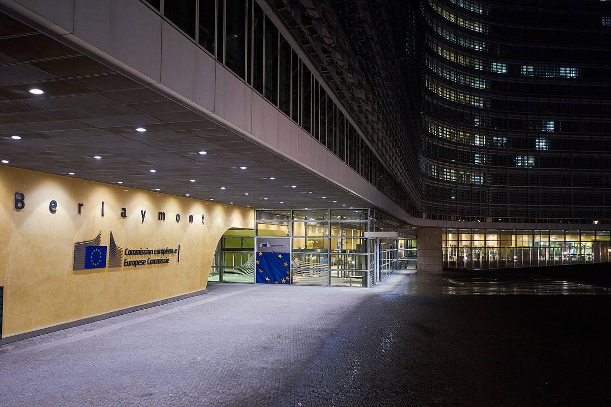 Noční vchod do budovy Berlaymont v Bruselu s logem Evropské komise
