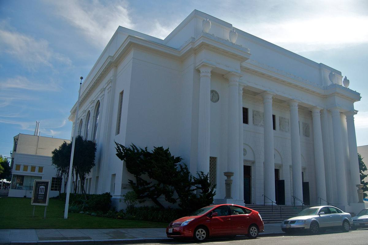 Bílá budova s portikem a sloupy, sídlo Internet Archive v San Franciscu