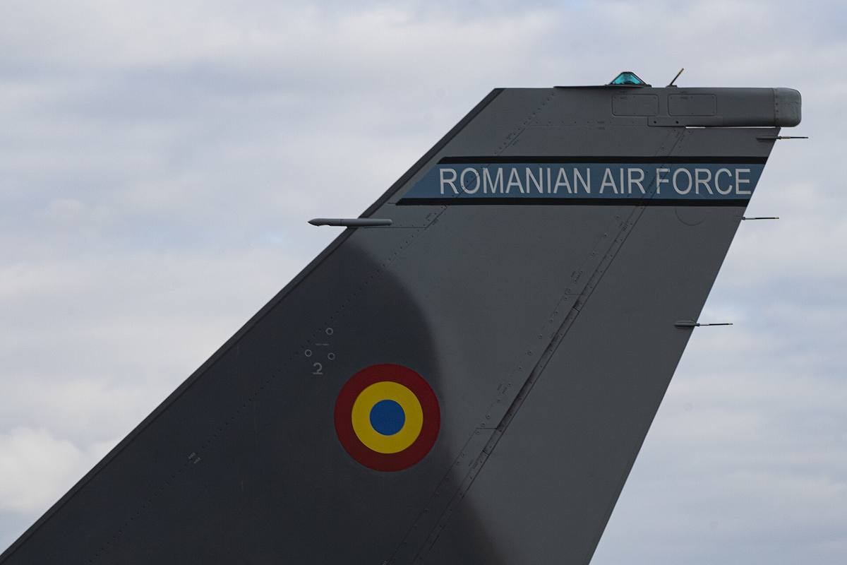Svislá ocasní plocha stíhačky F-16 s rumunskou kokardou a nápisem Romanian Air Force na pozadí oblohy