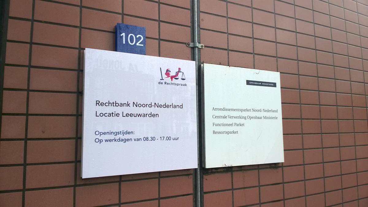 Cedule s nápisem Rechtbank Noord-Nederland, Locatie Leeuwarden na cihlové fasádě s domovním číslem 102