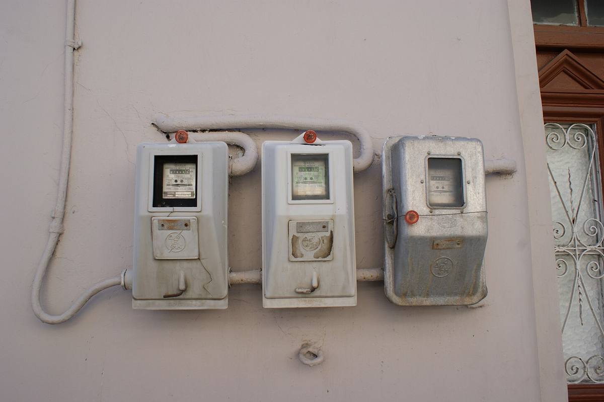 Řada elektroměrů na vnější zdi obytného domu