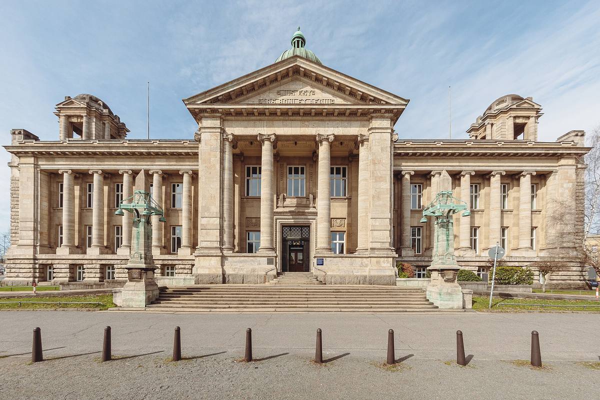 Průčelí Hanzovního vrchního zemského soudu v Hamburku se sloupy a vstupním schodištěm