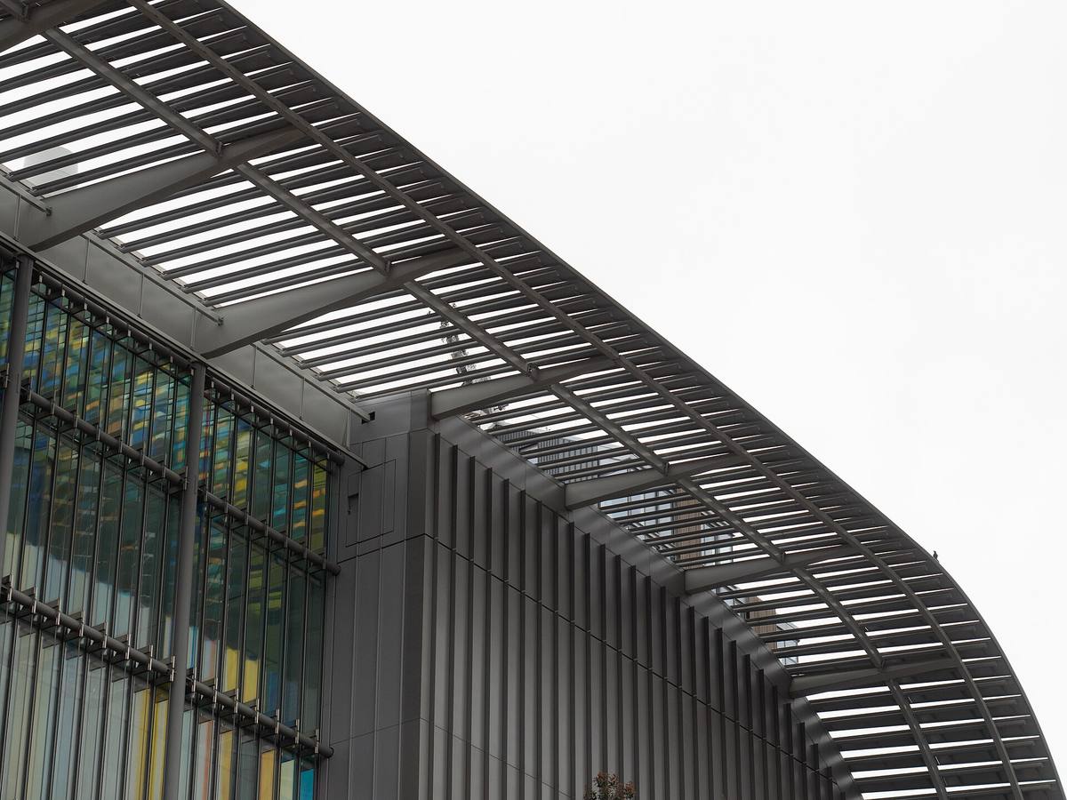 Zastřešení budovy Francis Crick Institute v Londýně zespodu