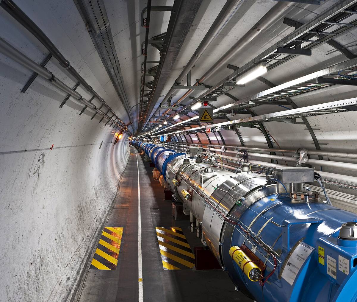 Tunel urychlovače LHC s modrými magnety v podzemí u Ženevy