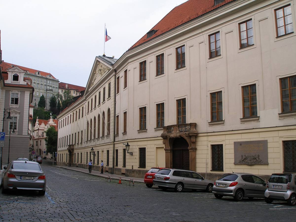Průčelí Thunovského paláce ve Sněmovní ulici v Praze, sídla Poslanecké sněmovny