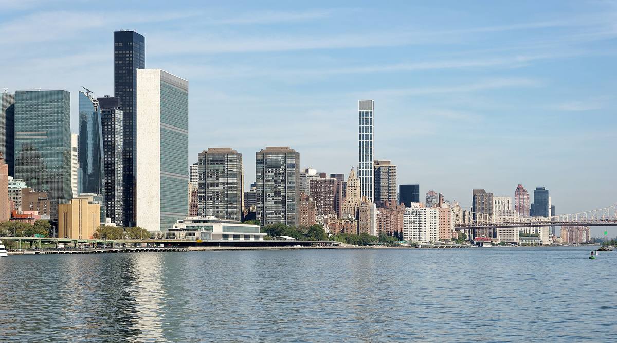 Výšková budova sídla OSN na břehu řeky East River v New Yorku