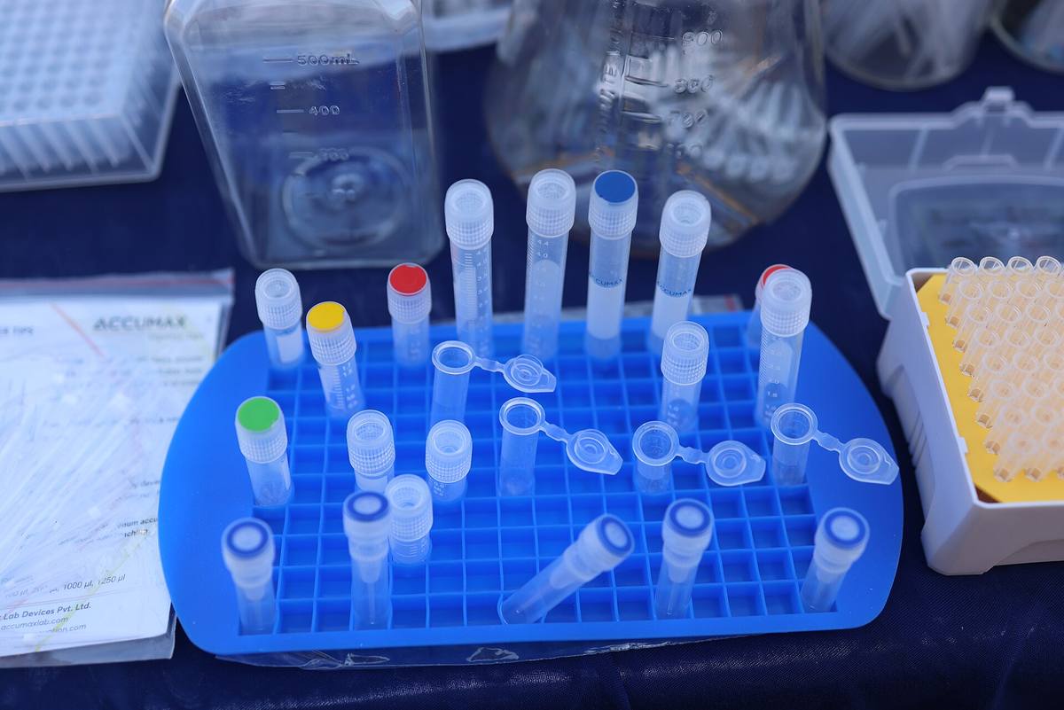 Mikrozkumavky a špičky pipet v laboratoři