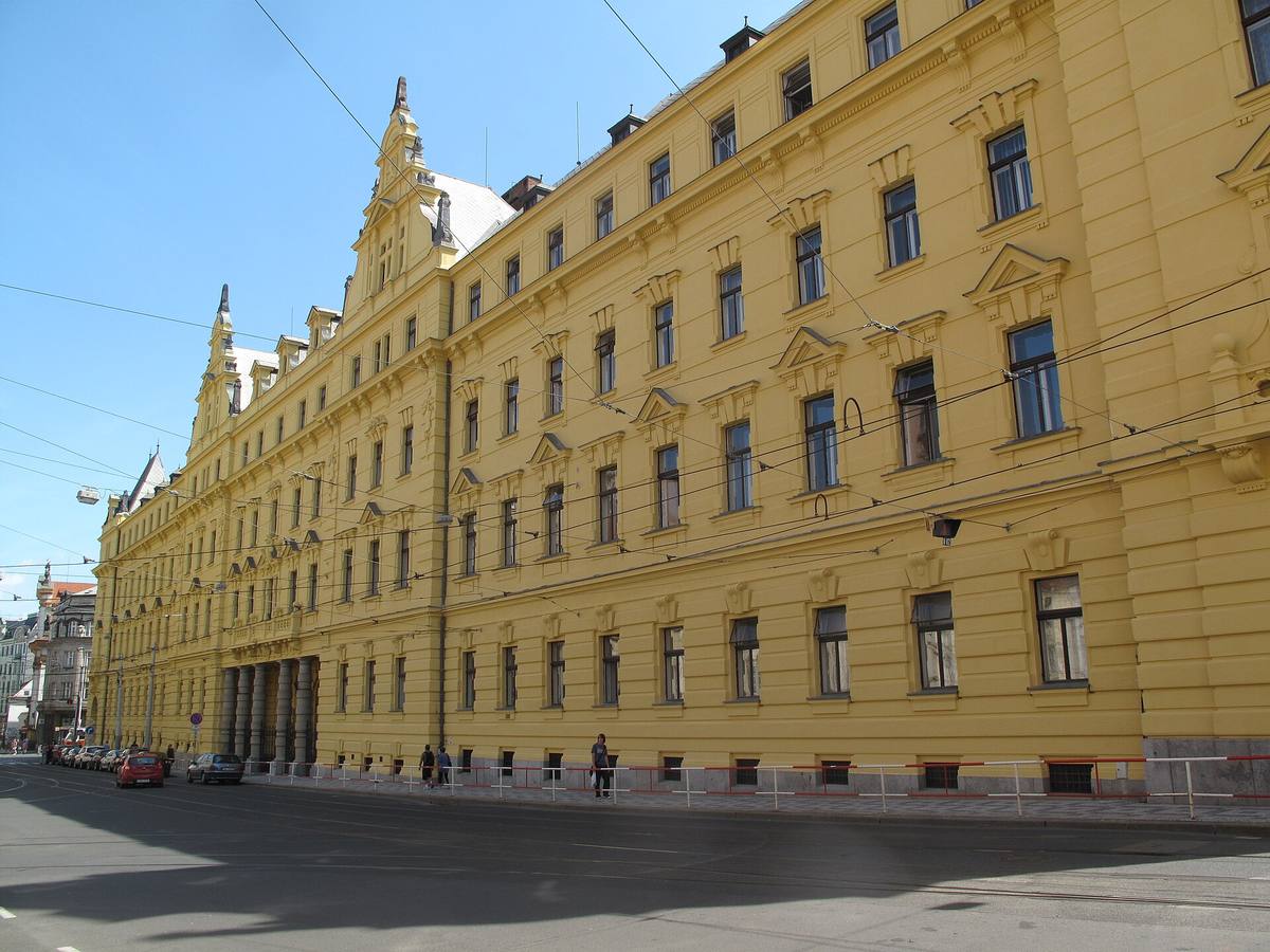 Průčelí budovy Městského soudu v Praze ve Spálené ulici