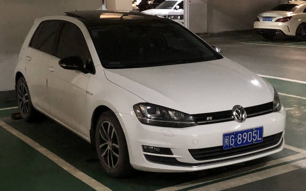 Volkswagen Golf sedmé generace zaparkovaný u obrubníku