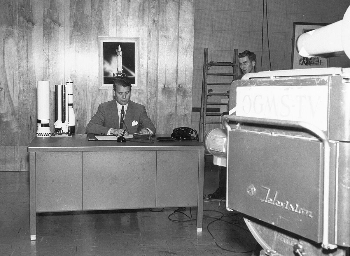 Wernher von Braun v obleku před kamerou při natáčení televizního pořadu