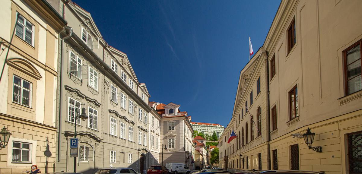Snemovni ulice na prazske Male Strane, vpravo budova Poslanecke snemovny s ceskou vlajkou