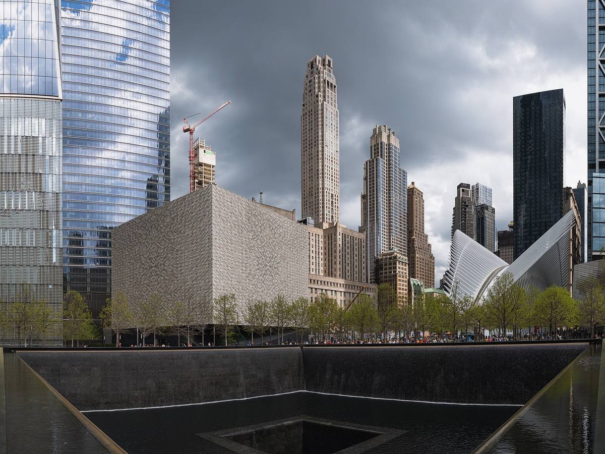 Vodní bazén Národního památníku 11. září a domy dolního Manhattanu