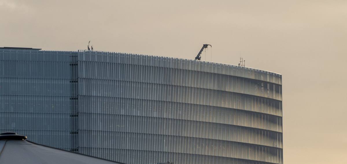 Prosklená výšková budova The News Building v Londýně za soumraku