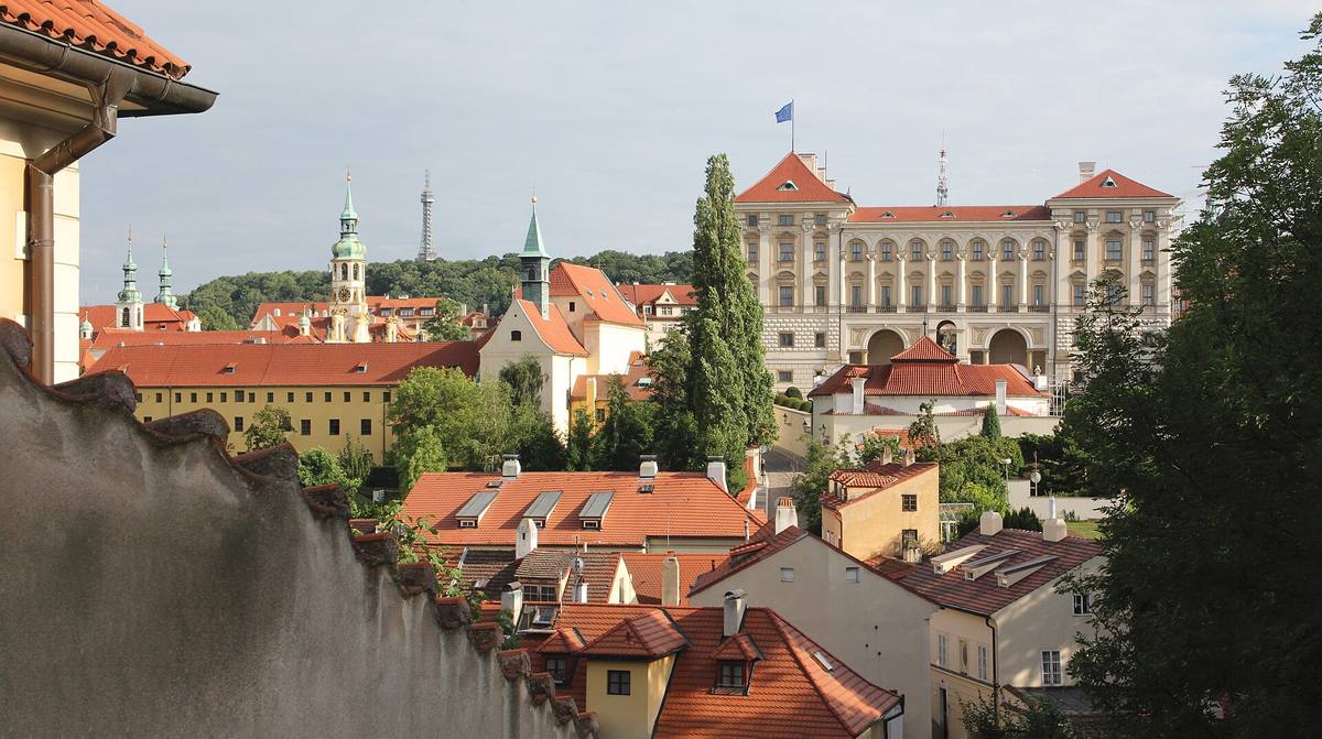 Barokní palác s dlouhou fasádou a řadou polosloupů