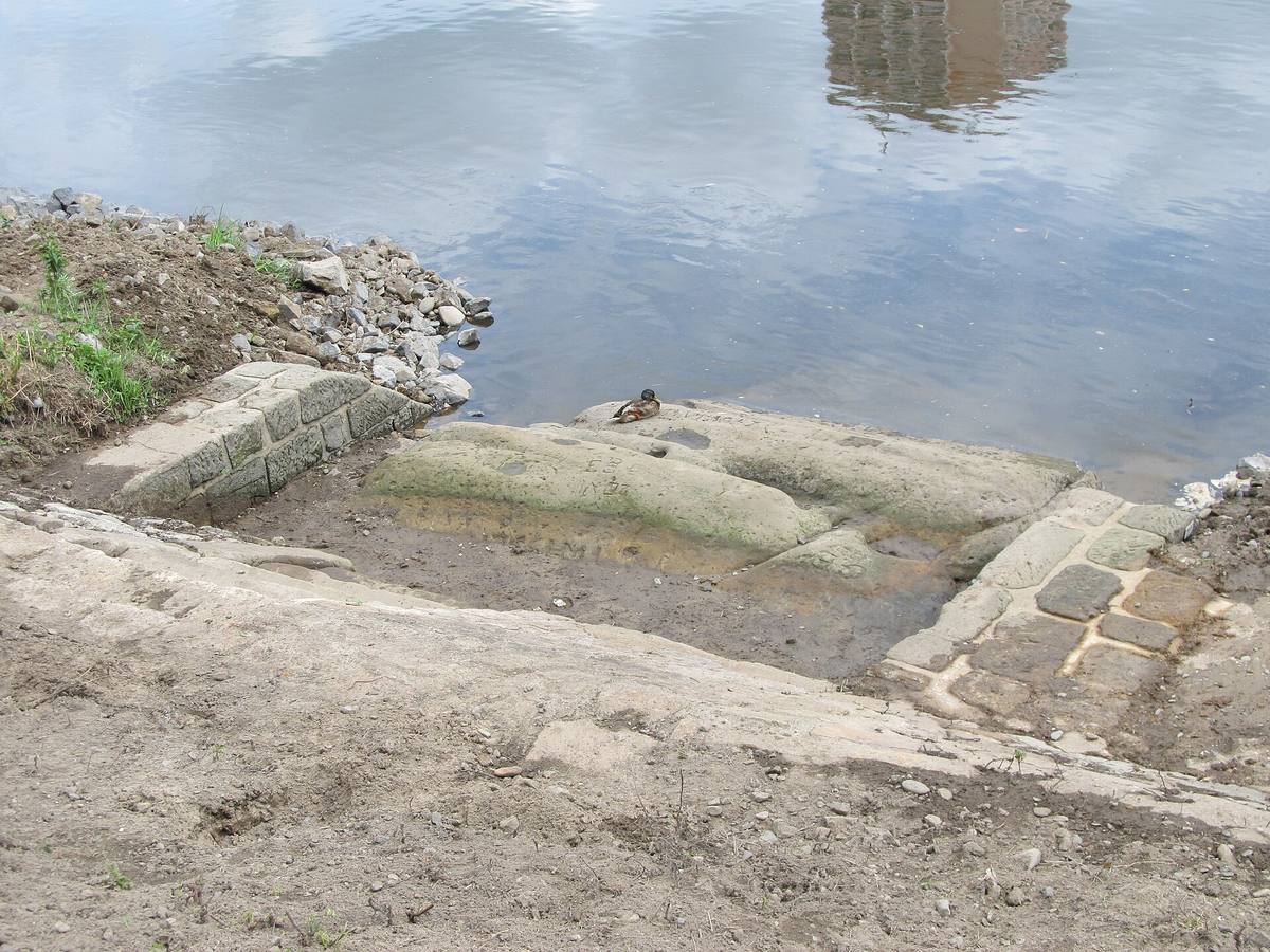 Skalisko hladového kamene vystupující nad hladinu Labe v Děčíně