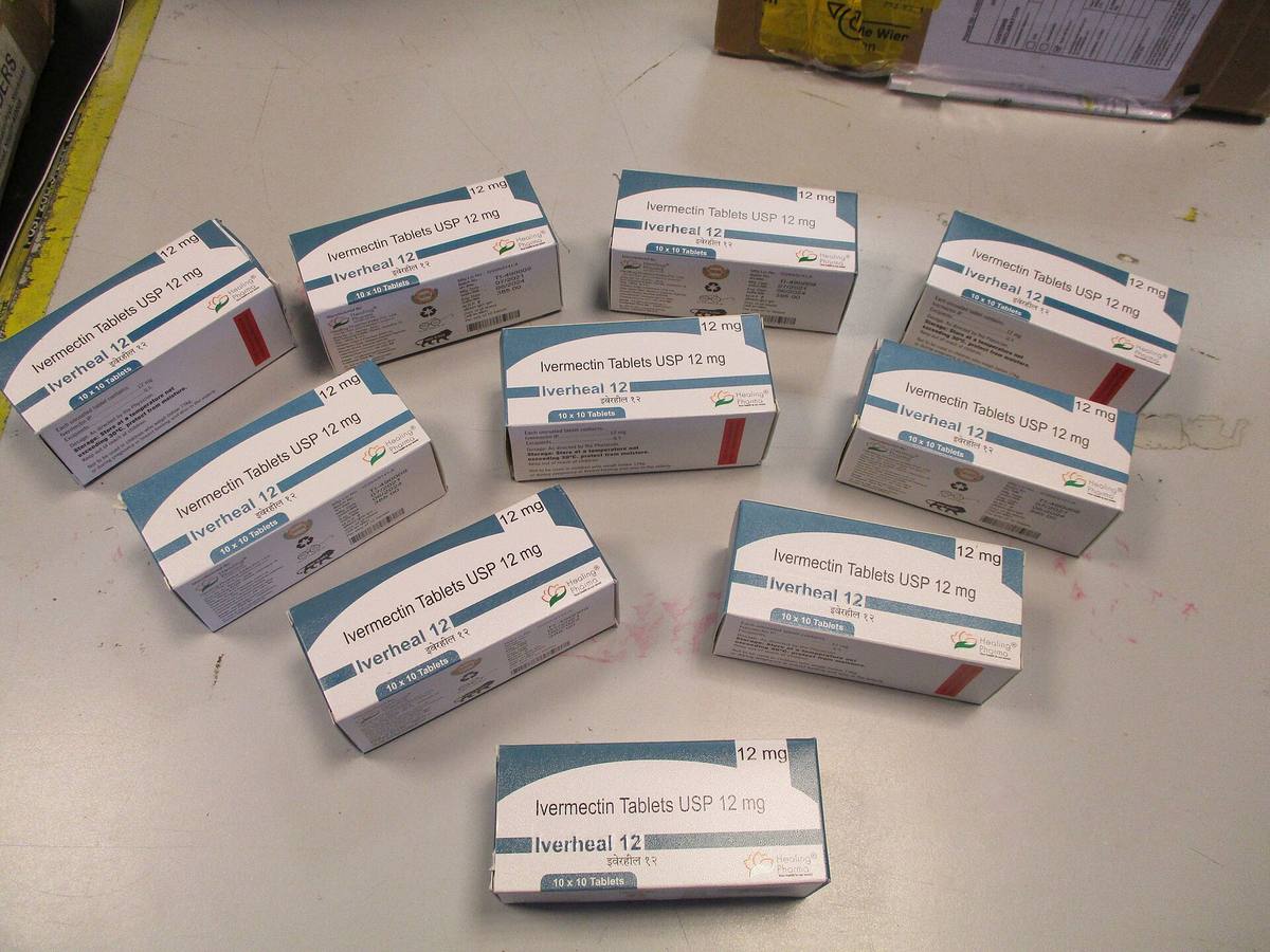Deset krabiček tablet ivermektinu po 12 mg rozložených na stole