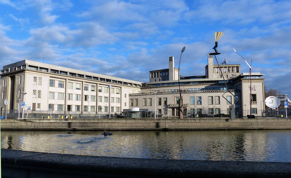 Budova haagskeho tribunalu pro byvalou Jugoslavii pri pohledu pres vodni kanal