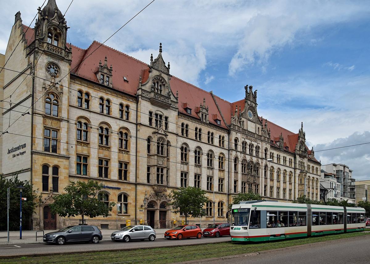 Justiční centrum Eike von Repgow v Magdeburku, novogotická budova podél Breiten Wegu