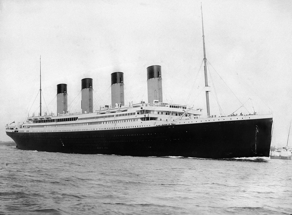 Parník Titanic vyplouvá z přístavu