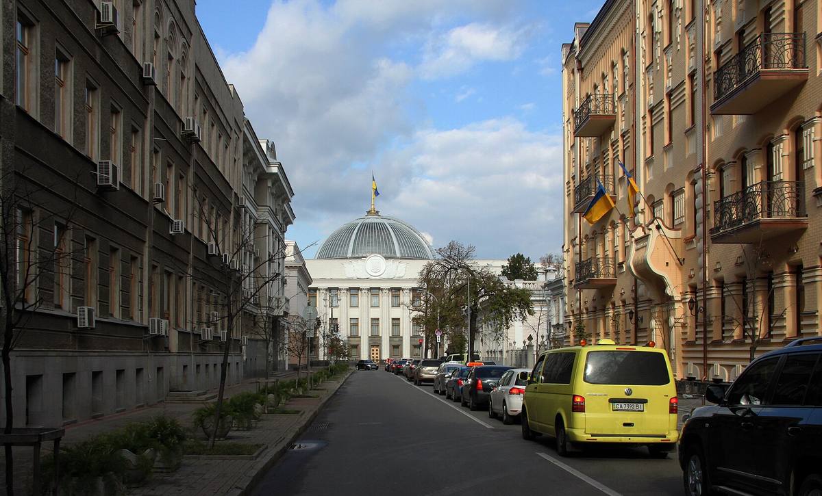 Budova Verchovné rady Ukrajiny s kopulí na konci ulice Mychajla Hruševského v Kyjevě