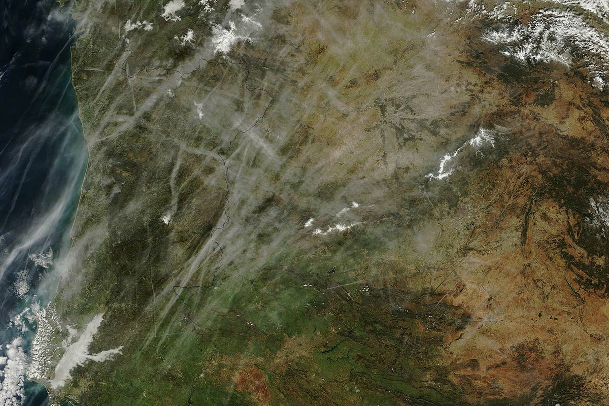 Družicový snímek oblačnosti nad Pyrenejským poloostrovem, kterou protínají desítky rovných kondenzačních stop