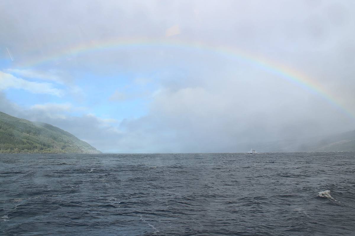 Pohled na skotské jezero Loch Ness s duhou nad hladinou