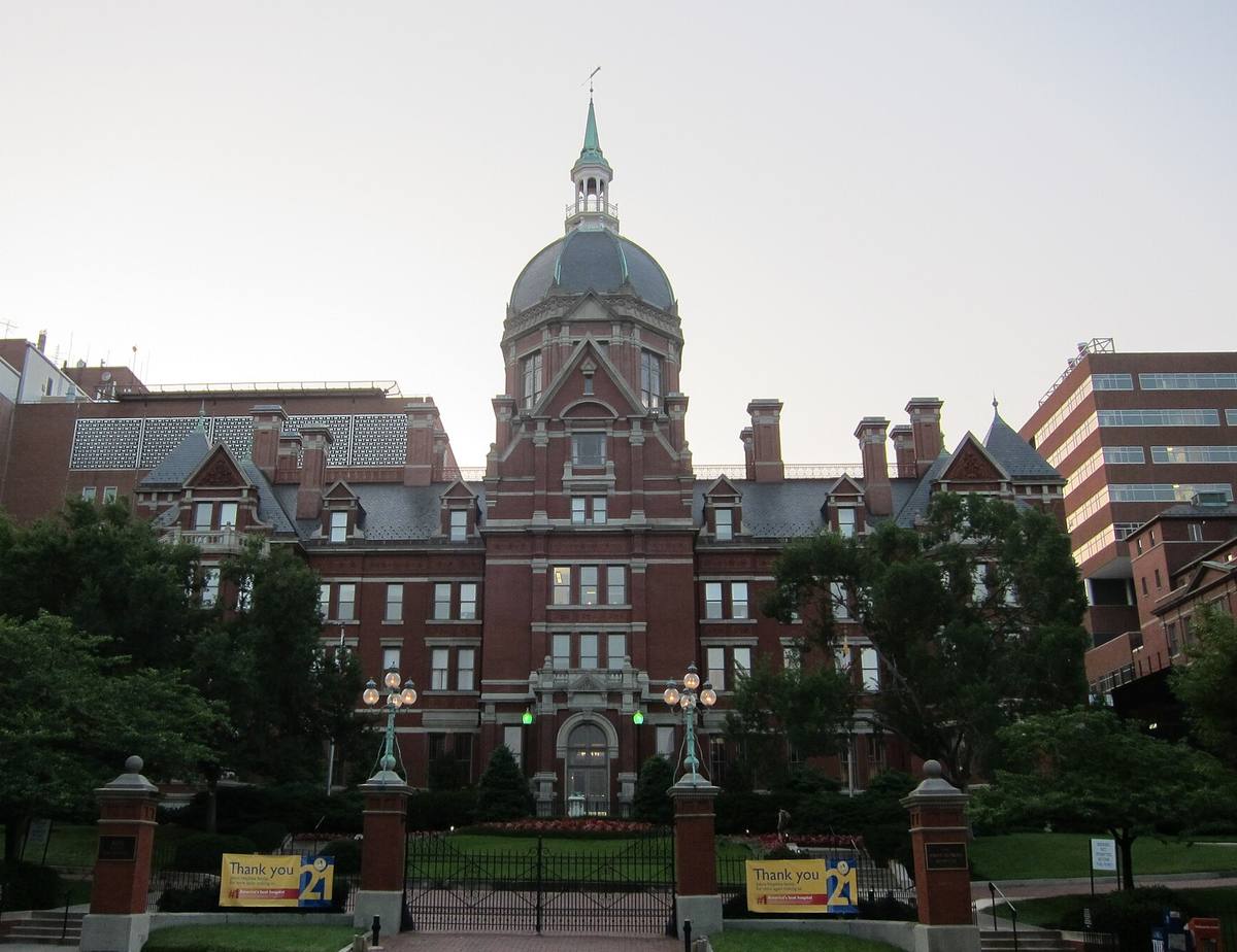 Historická budova Johns Hopkins Hospital s kupolí za svítání