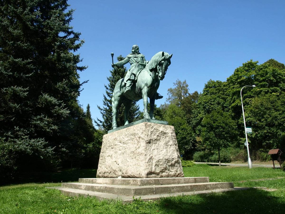 Kamenna socha Jana Zizky ve meste Pribyslav, u nehoz vojevudce roku 1424 zemrel