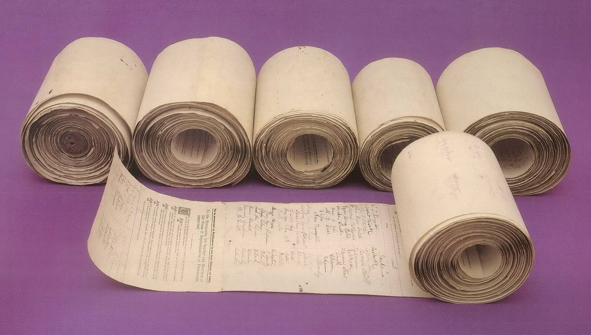 Svitky papíru s ručně psanými podpisy petice za volební právo žen z roku 1893