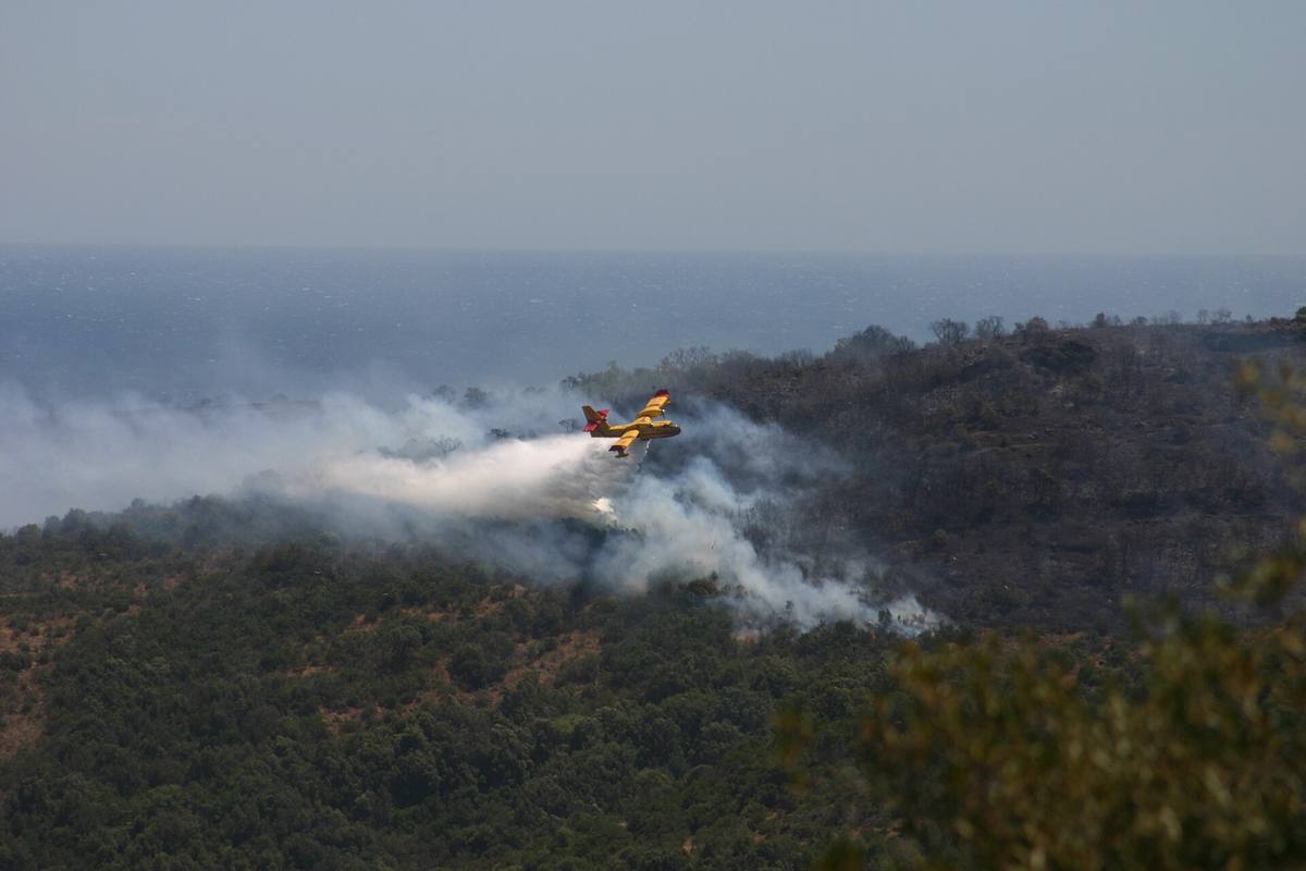 Letoun Canadair CL-415 francouzske Civilni ochrany shazuje vodu na lesni pozar