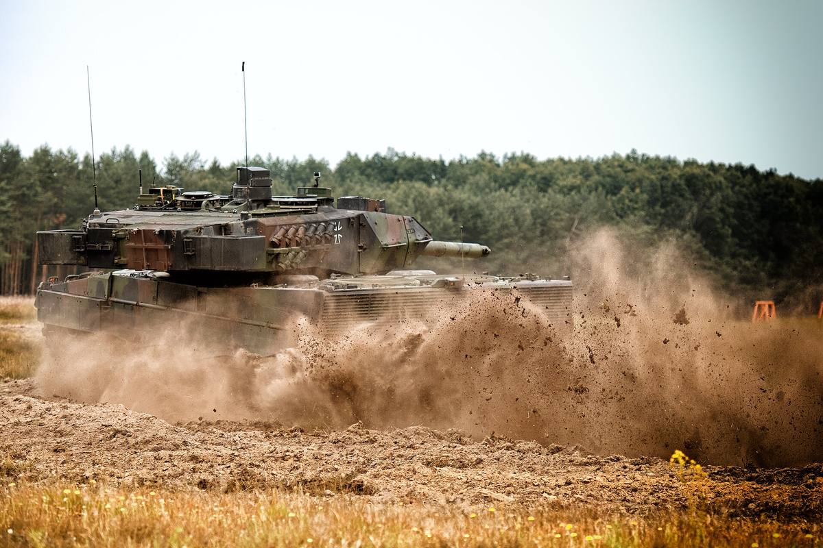 Německý tank Leopard 2 v oblaku prachu na cvičišti