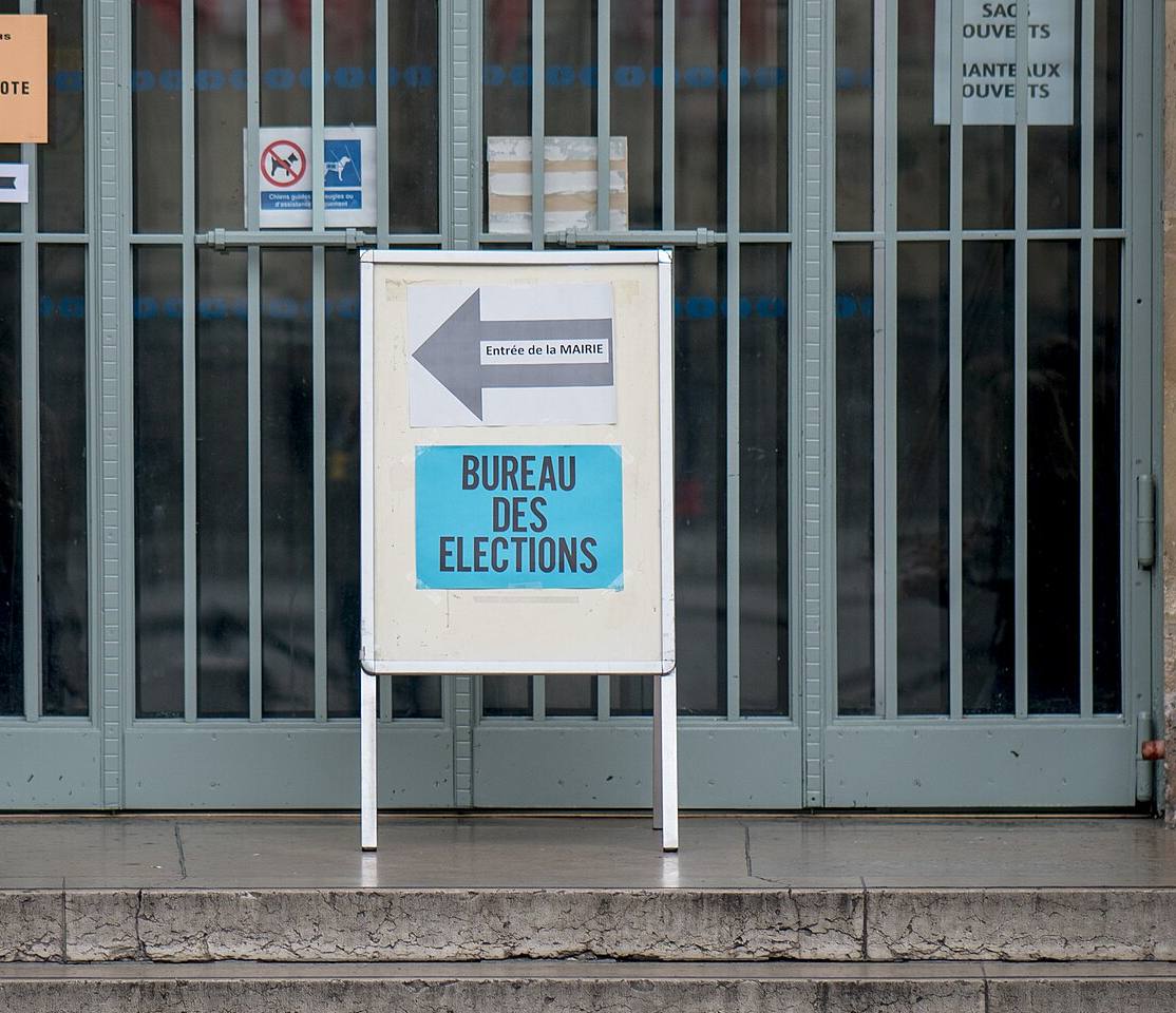 Cedule Bureau des élections před vchodem do pařížské radnice