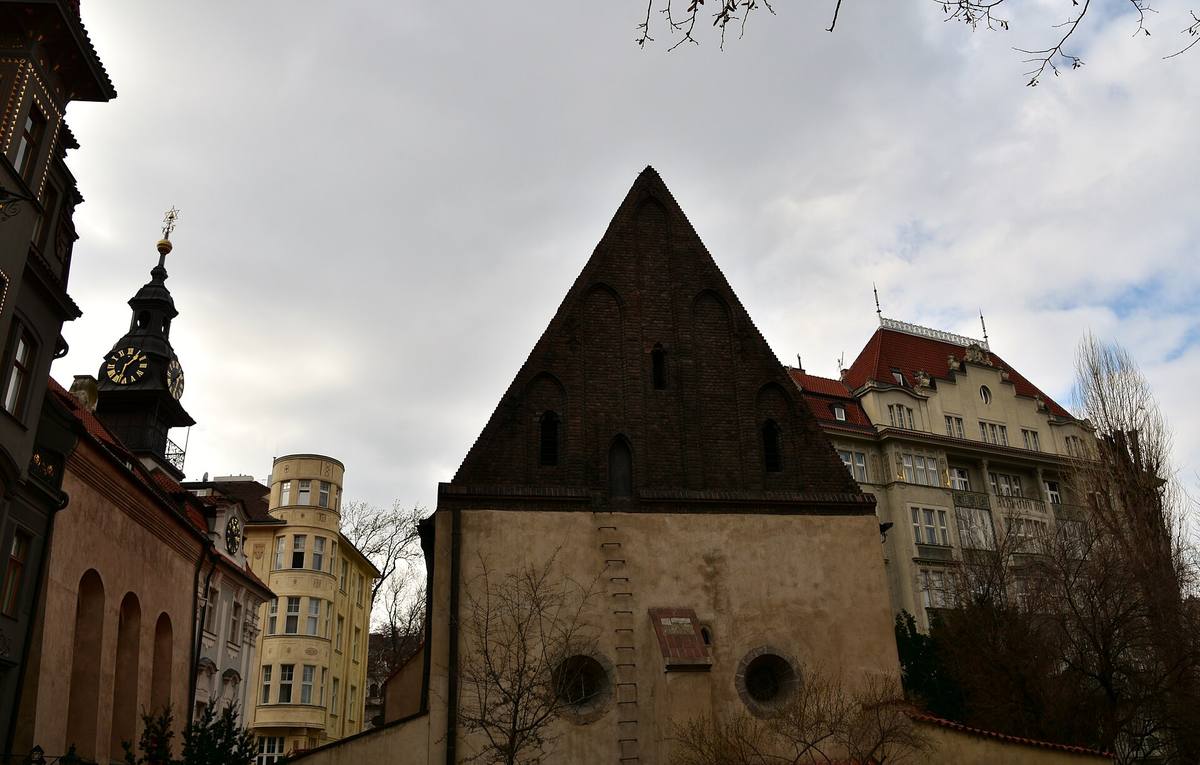 Štít Staronové synagogy v Praze s příčlemi žebříku ve zdi