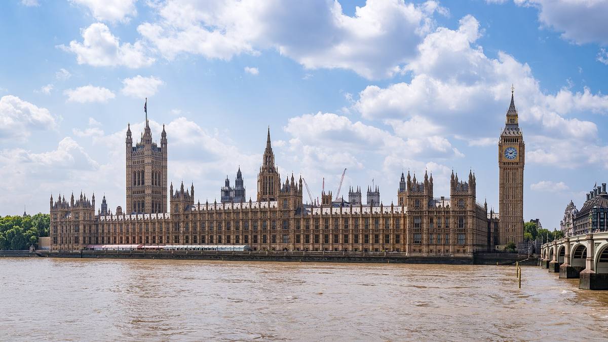 Westminsterský palác při pohledu přes Temži