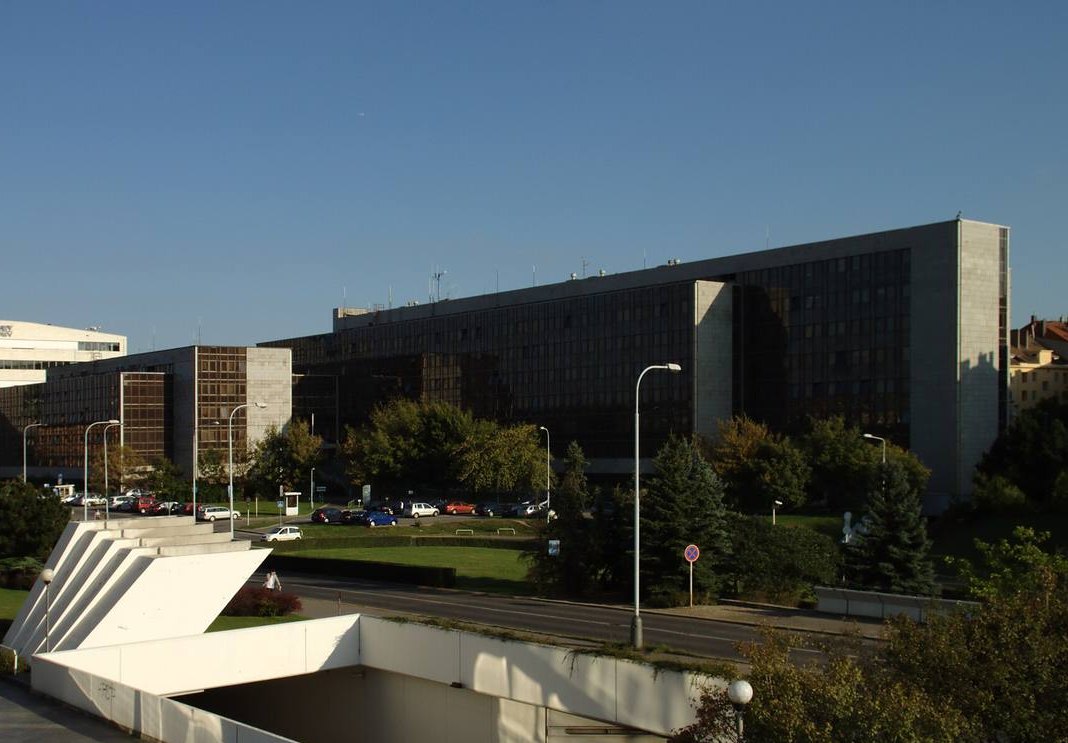 Panelová budova správy Policie České republiky v Praze na Pankráci, v popředí zeleň