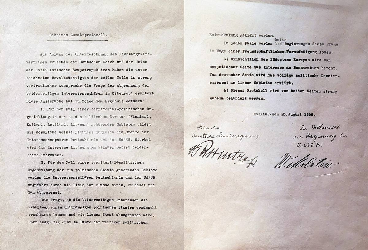 Dvě strany strojopisu s nadpisem Geheimes Zusatzprotokoll, datem Moskau, den 23. August 1939 a dvěma podpisy