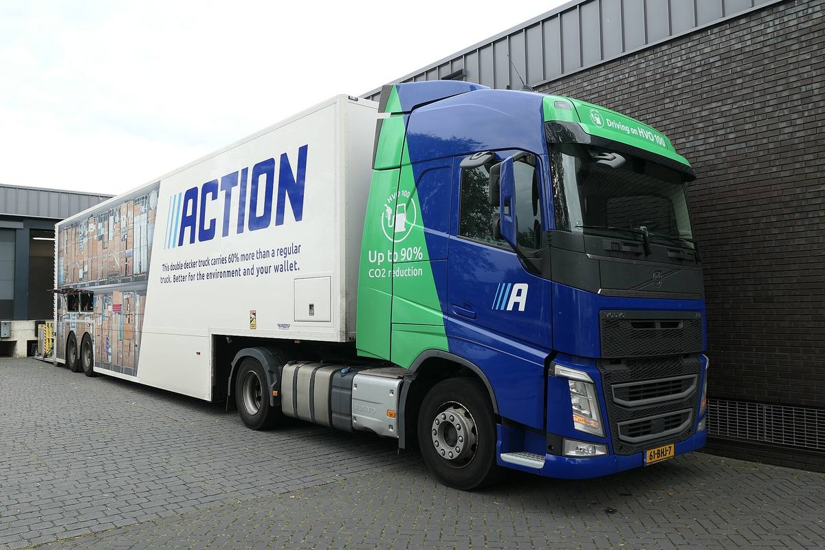Modrozelený tahač s návěsem, na kabině nápis Driving on HVO 100 a na boku Up to 90% CO2 reduction