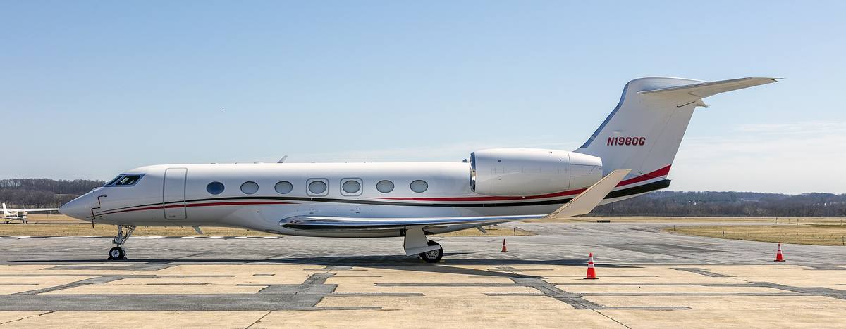 Bílý Gulfstream G500 stojí z boku na letištní ploše