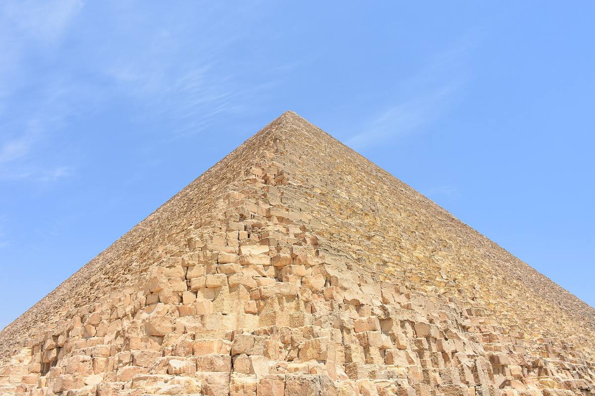 Vrchol Cheopsovy pyramidy v Gíze proti obloze