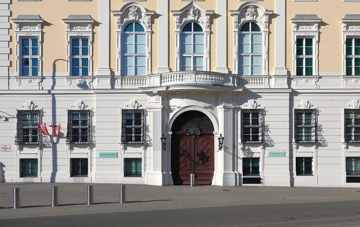 Průčelí spolkového kancléřství ve Vídni s barokním portálem a prázdným chodníkem před ním