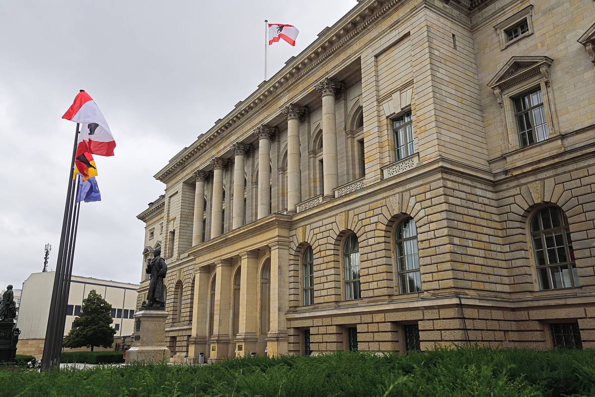Klasicistní budova berlínského zemského sněmu s berlínskou vlajkou na střeše.