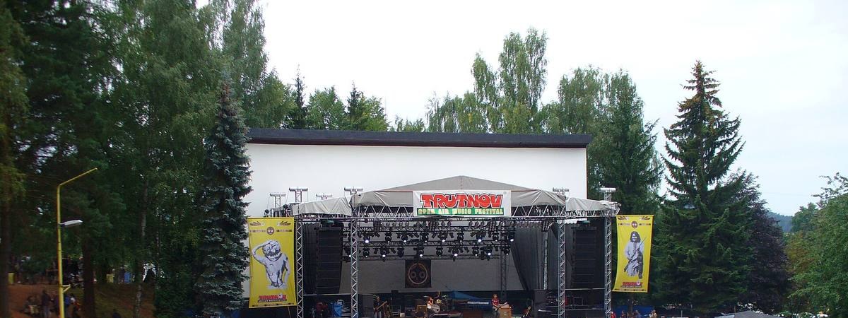 Hlavní pódium trutnovského open air festivalu, nad ním nápis Trutnov Open Air Music Festival