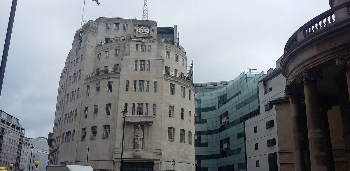 Budova Broadcasting House v Londýně, sídlo BBC, se zakřiveným proskleným křídlem vpravo