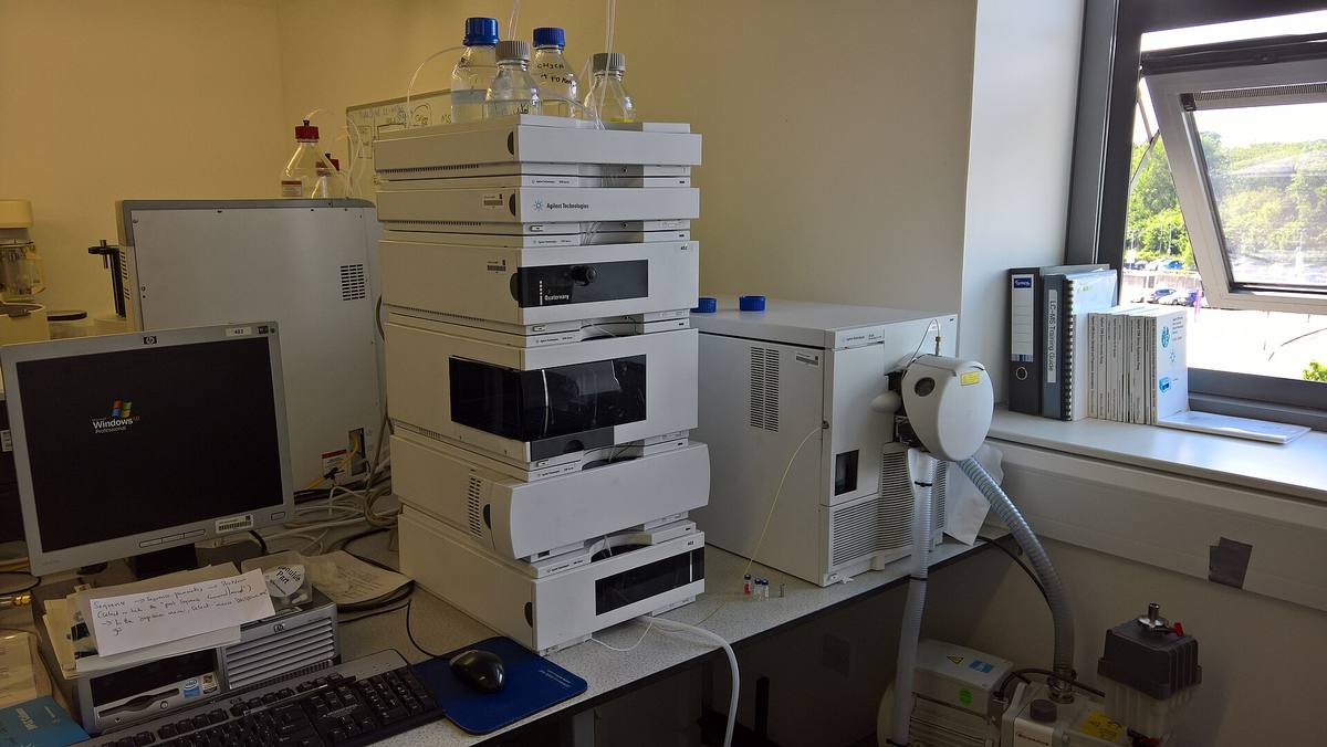 Laboratorní sestava kapalinového chromatografu s hmotnostním detektorem