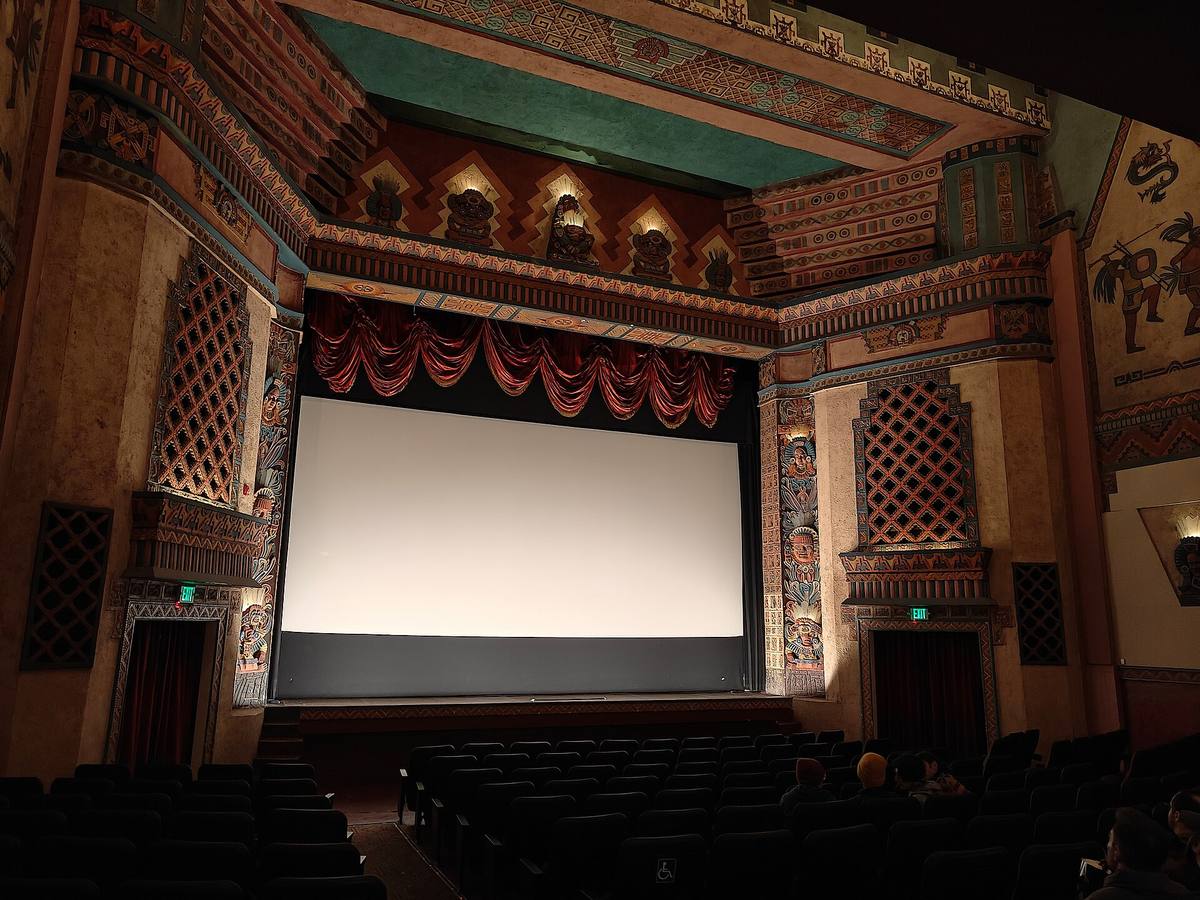 Hlediště a plátno kina Mayan Theater v Denveru