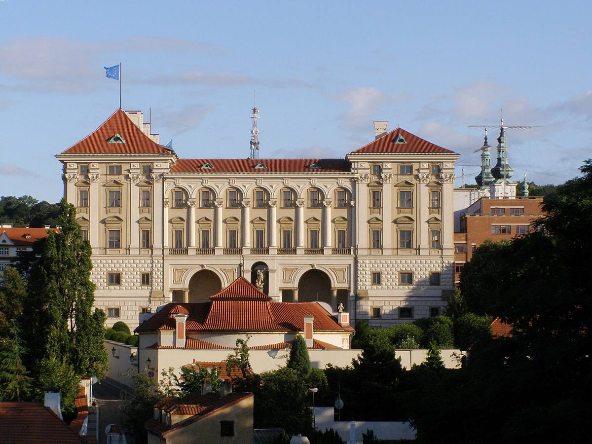 Barokní palác s dlouhou fasádou a řadou polosloupů