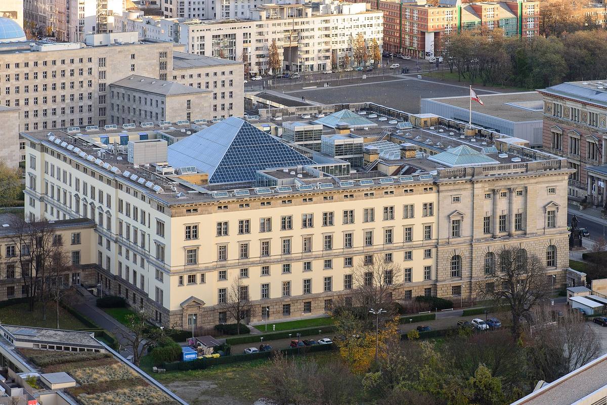 Kamenná budova berlínského zemského sněmu s průčelím se sloupy, pohled z ulice