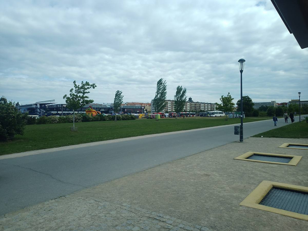 Travnatá plocha Letenské pláně v Praze, v pozadí zástavba Holešovic